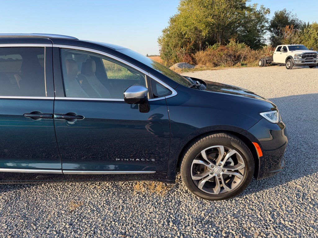 Used 2025 Chrysler Pacifica Pinnacle FWD image 25