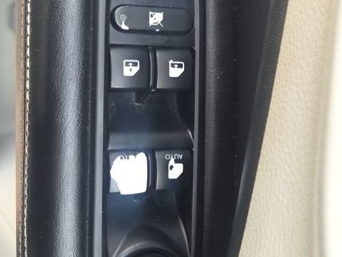 Used 2018 Jeep Compass Latitude FWD image 21