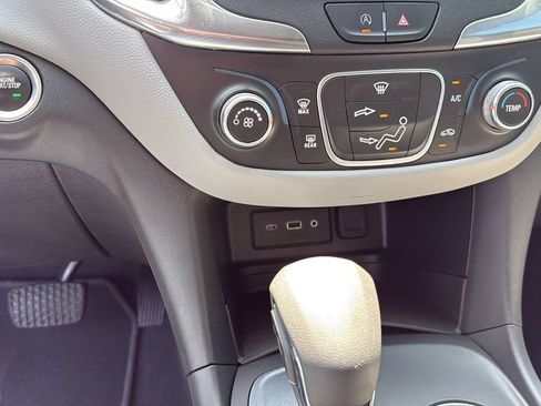 Used 2022 Chevrolet Equinox LS w/ LS Convenience Package FWD image 11