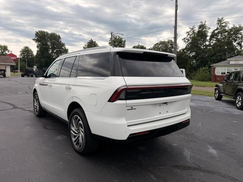 Used 2025 Lincoln Navigator Reserve AWD/4WD image 7