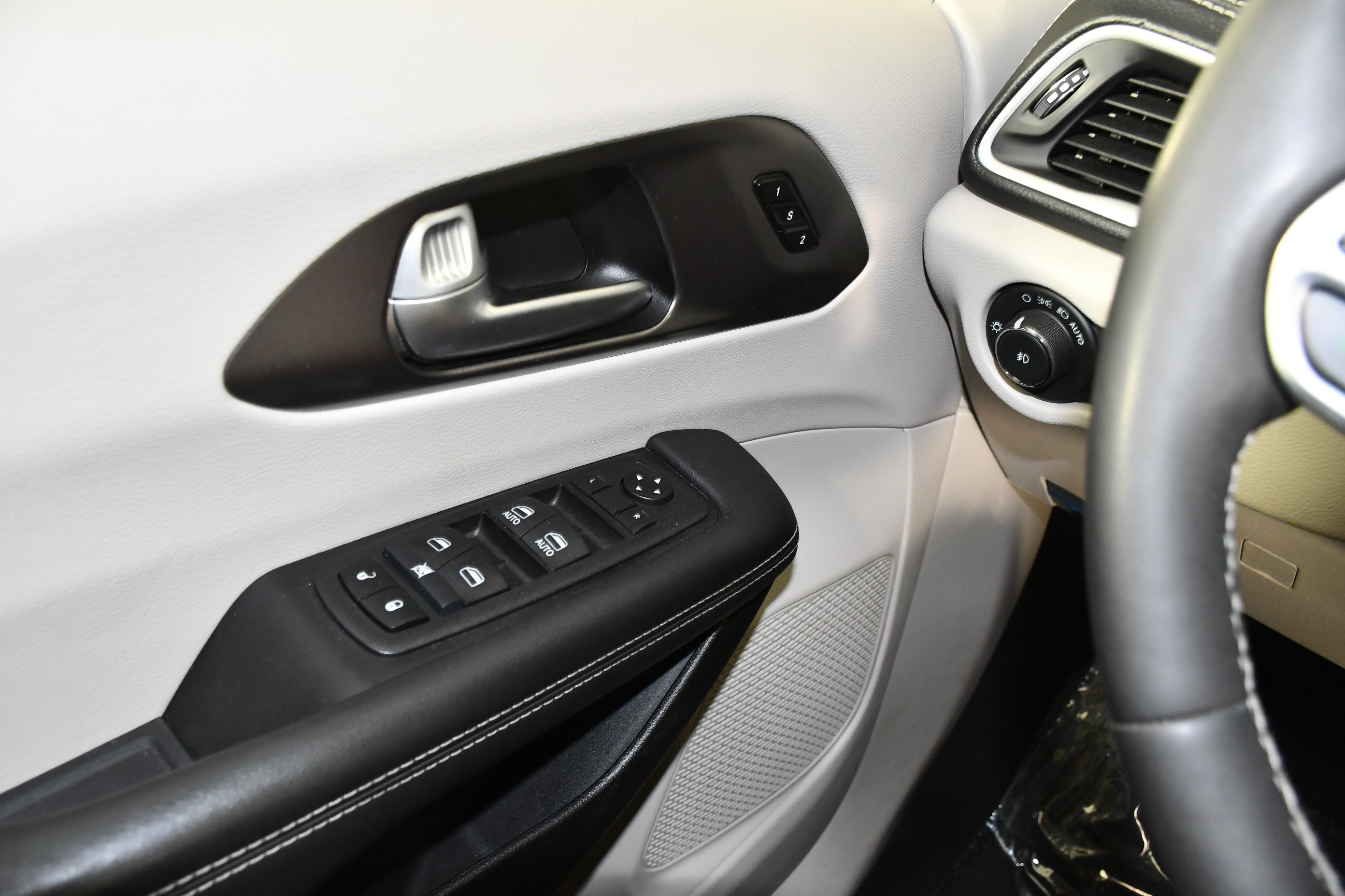 Used 2024 Chrysler Pacifica Limited FWD image 31