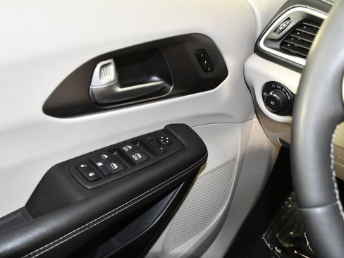 Used 2024 Chrysler Pacifica Limited FWD image 31