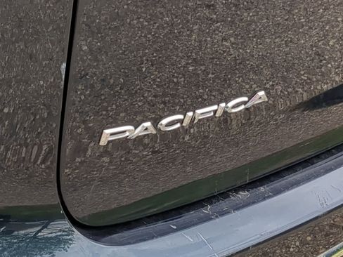 Used 2023 Chrysler Pacifica Touring-L AWD/4WD image 13