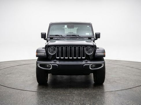 Used 2025 Jeep Wrangler Sahara image 2