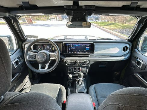 Used 2024 Jeep Wrangler Sahara image 30