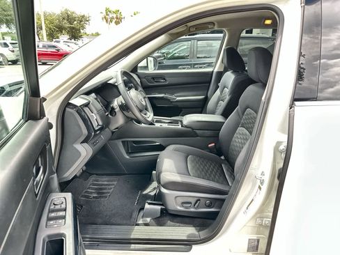Used 2024 Nissan Pathfinder SV FWD image 2