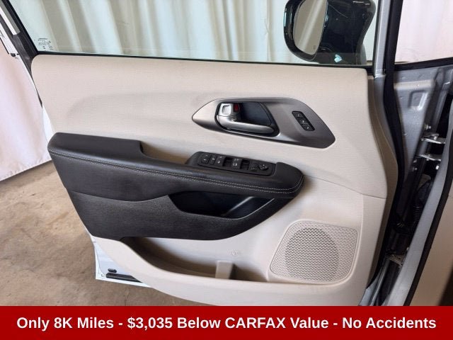Used 2024 Chrysler Pacifica Touring-L FWD image 19