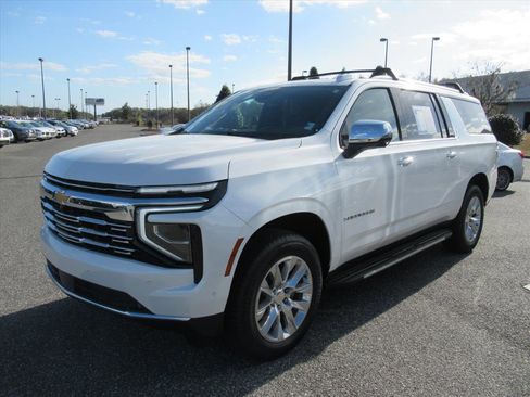 Used 2025 Chevrolet Suburban Premier image 3
