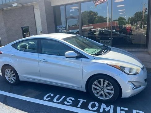 Used 2014 Hyundai Elantra SE w/ Option Group 02 FWD image 3