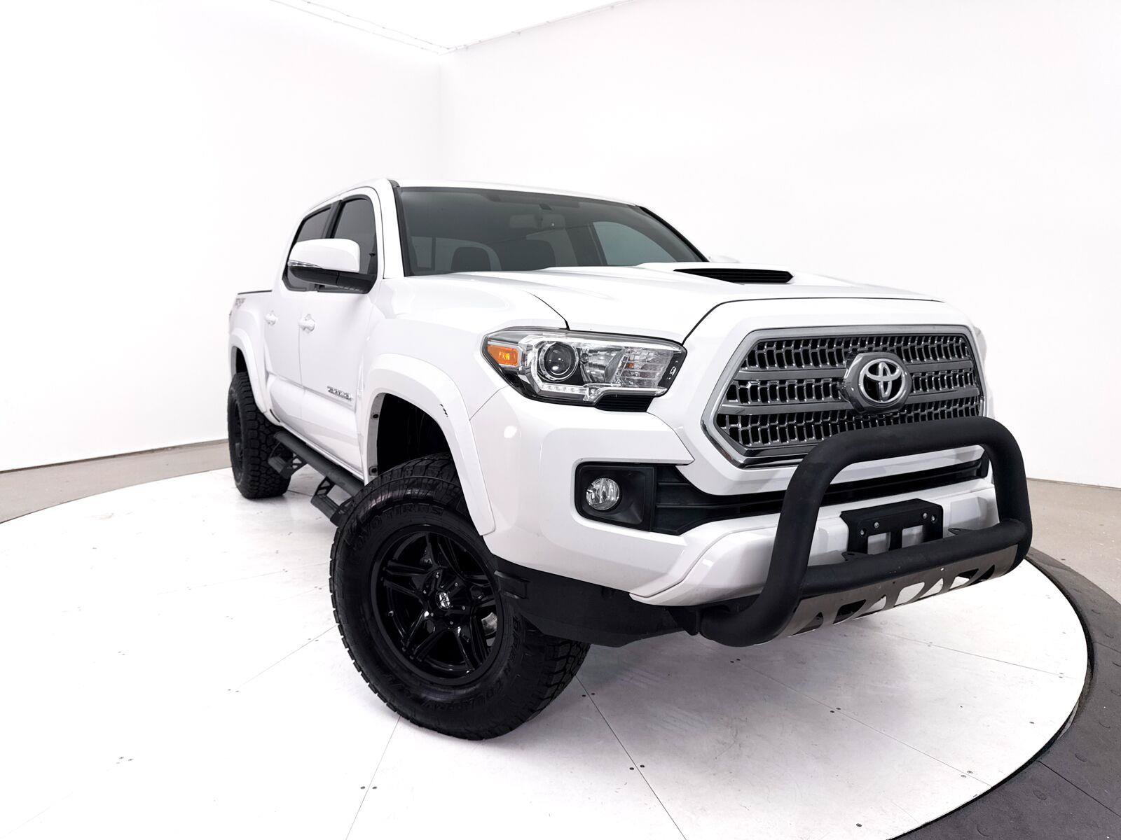 Used 2017 Toyota Tacoma TRD Sport w/ Tow Package (A/T) AWD/4WD image 1