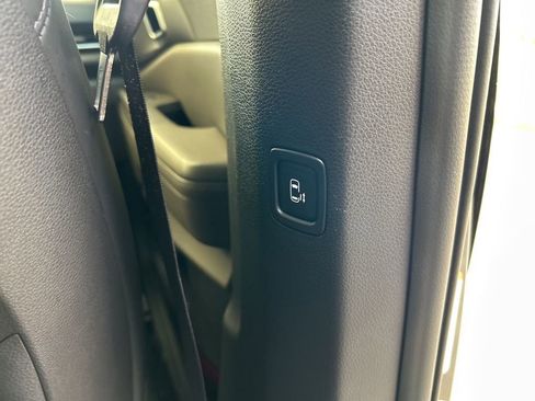 Used 2025 Kia Carnival EX image 42