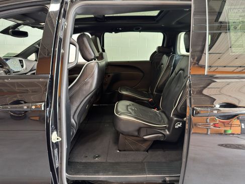 Used 2025 Chrysler Pacifica Limited FWD image 10