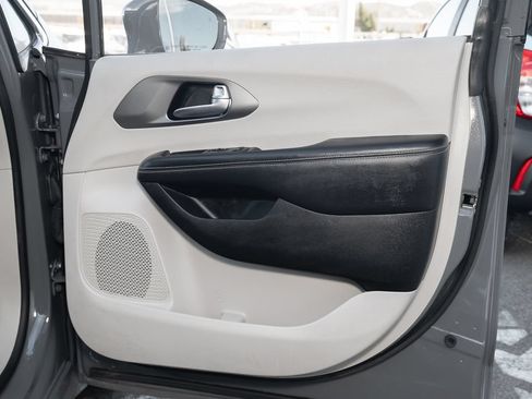 Used 2022 Chrysler Pacifica Touring-L FWD image 44