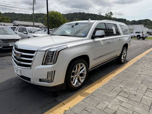 Used 2018 Cadillac Escalade ESV Premium Luxury AWD/4WD image 4