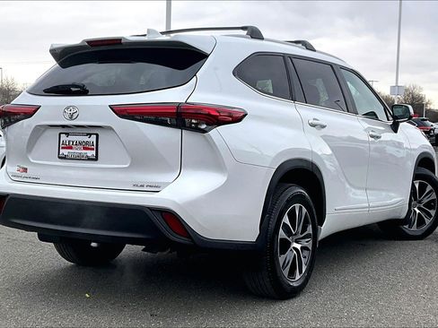 Used 2023 Toyota Highlander XLE image 12