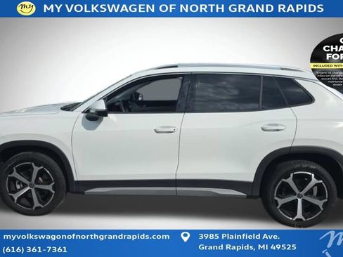 Used 2025 Volkswagen Tiguan SE AWD/4WD image 6