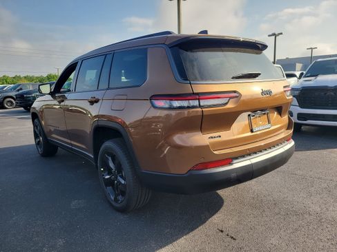 New 2026 Jeep Grand Cherokee L Limited w/ Limited Altitude Package AWD/4WD image 8