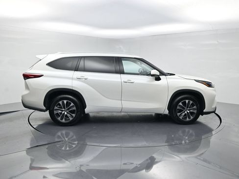 Used 2021 Toyota Highlander XLE FWD image 4