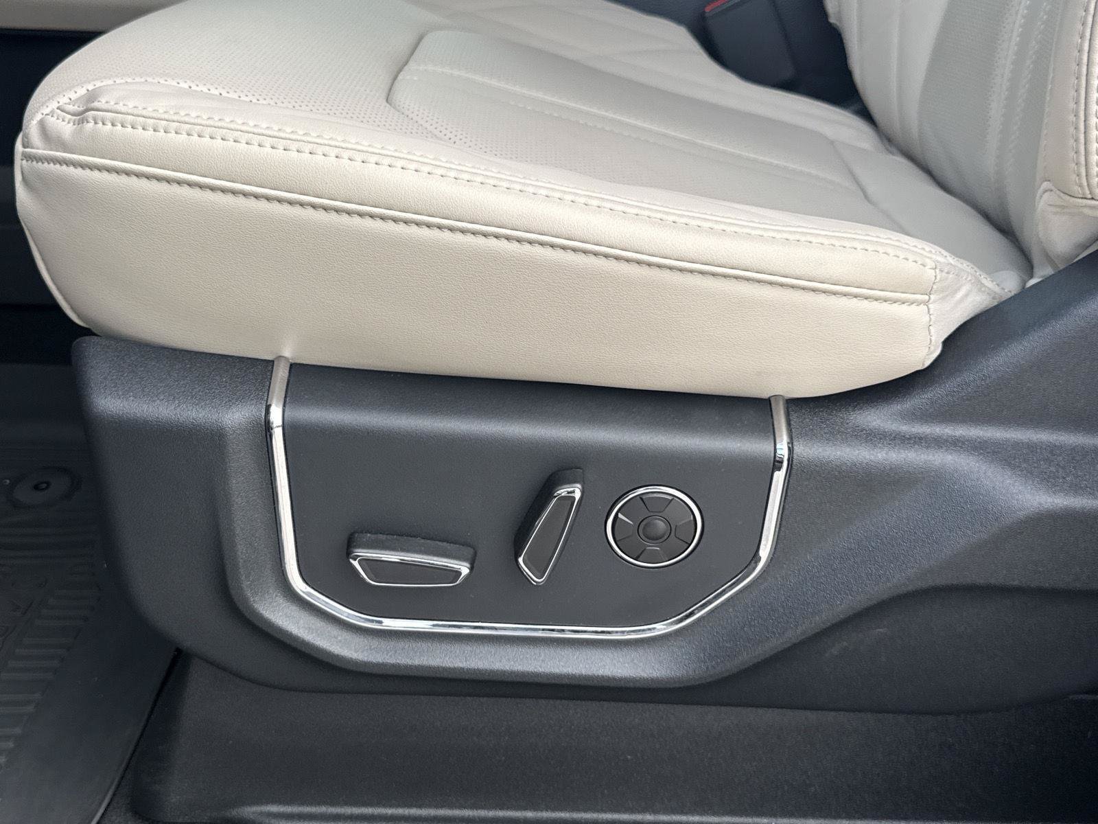 Used 2024 Ford Expedition Platinum AWD/4WD image 18
