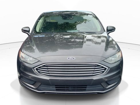 Used 2018 Ford Fusion SE FWD image 2