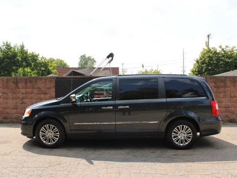 Used 2014 Chrysler Town & Country Touring-L w/ Driver Convenience Group FWD image 2