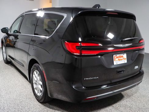 Used 2023 Chrysler Pacifica Touring-L FWD image 9