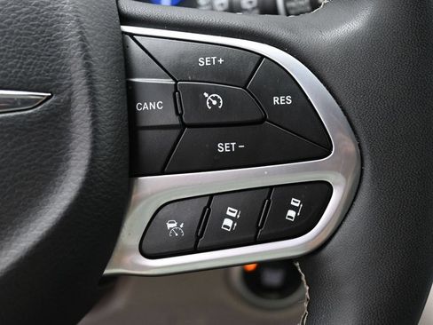 Used 2024 Chrysler Pacifica Touring-L FWD image 19