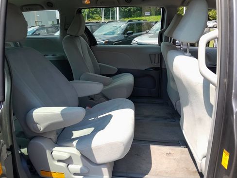 Used 2014 Toyota Sienna L FWD image 37
