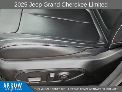 Used 2025 Jeep Grand Cherokee Limited AWD/4WD image 23