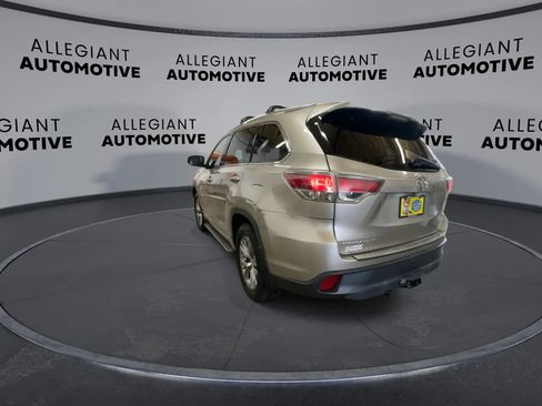 Used 2015 Toyota Highlander XLE AWD/4WD image 9