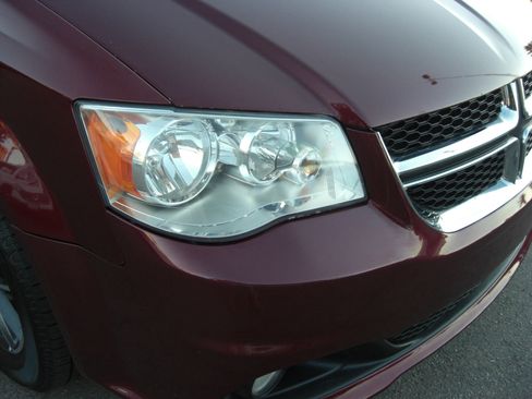 Used 2017 Dodge Grand Caravan SXT image 18