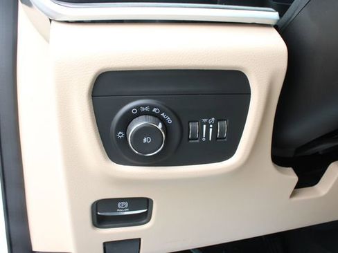 Used 2025 Jeep Grand Cherokee Limited AWD/4WD image 16