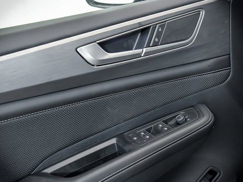 Certified 2025 Volkswagen Atlas Cross Sport SE image 9