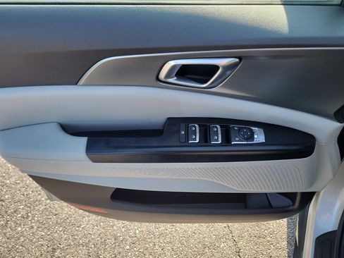 Used 2023 Kia Carnival LX FWD image 17