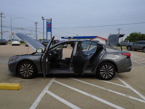 Used 2024 Nissan Altima 2.5 SV FWD image 25