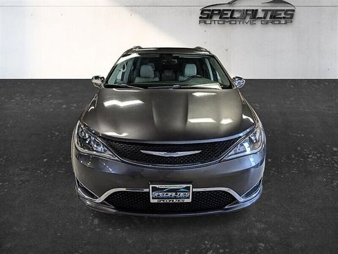 Used 2017 Chrysler Pacifica Limited w/ UConnect Theater Package FWD image 5