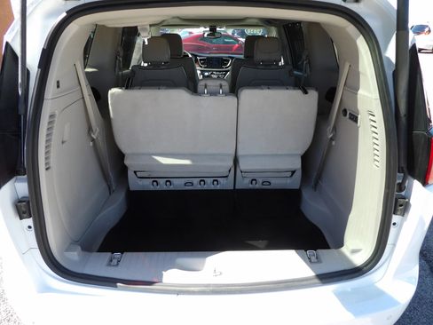 Used 2020 Chrysler Pacifica Limited FWD image 22