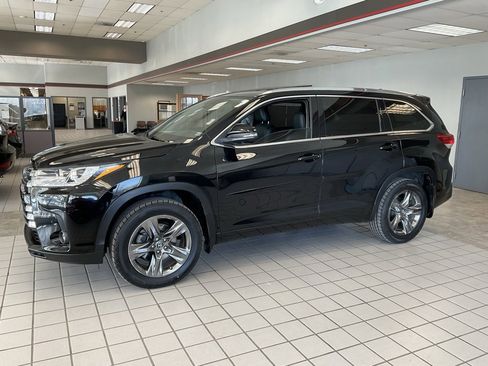 Used 2019 Toyota Highlander Limited Platinum image 3