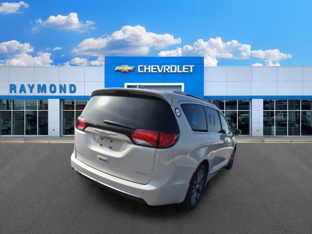 Used 2019 Chrysler Pacifica Limited w/ Tire & Wheel Group FWD image 3