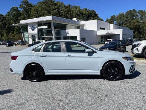 Used 2025 Volkswagen Jetta SE image 2