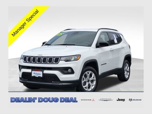 Used 2025 Jeep Compass Latitude AWD/4WD image 1