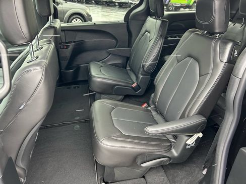 New 2026 Chrysler Pacifica Select w/ S Appearance Package FWD image 12
