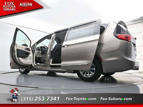 Used 2017 Chrysler Pacifica Touring-L FWD image 34