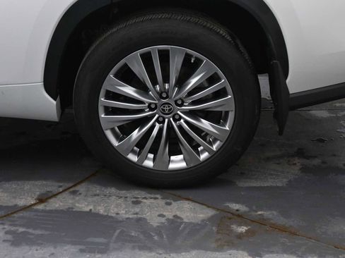 Used 2024 Toyota Highlander Platinum image 5