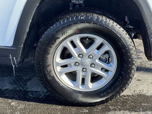 Used 2024 Jeep Grand Cherokee Laredo w/ Luxury Tech Group I image 40