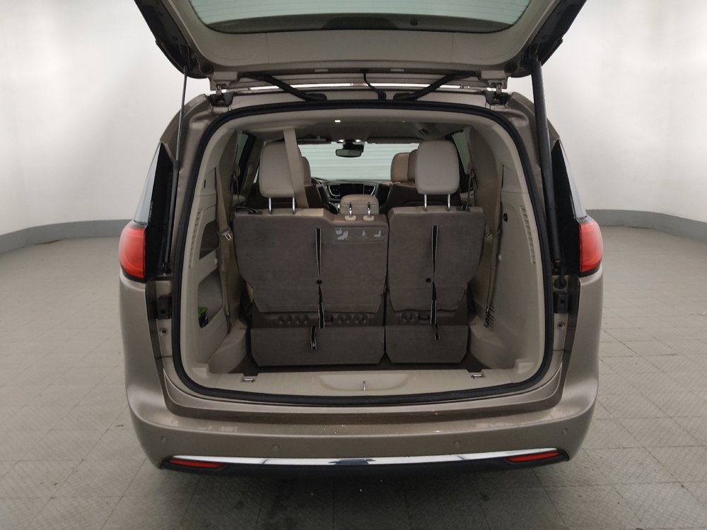 Used 2017 Chrysler Pacifica Touring-L Plus w/ Advanced Safetytec Group FWD image 29