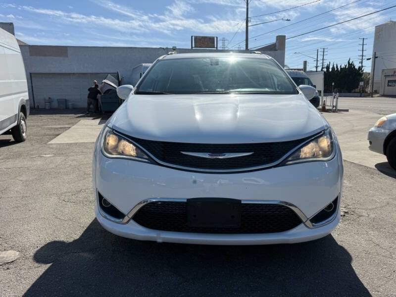 Used 2020 Chrysler Pacifica Touring-L FWD image 2