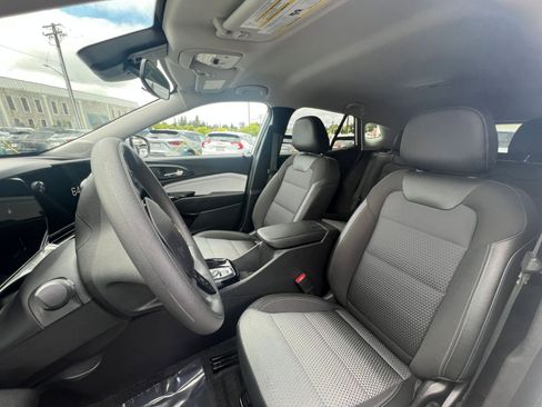 Used 2025 Chevrolet Trax LT FWD image 25