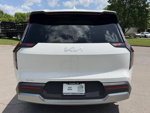 Used 2024 Kia EV9 Light Long Range RWD image 11