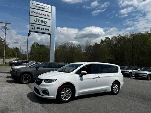 Used 2023 Chrysler Pacifica Touring-L FWD image 2